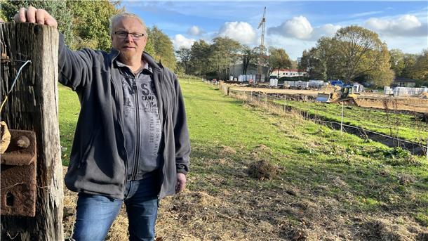 Michael Pollack-Weinandy will auf einem Stück Pferdeweide in Langen kleine Wohnhäuser bauen. 