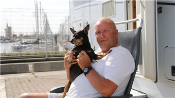 Ein Mann mit Hund. Michael Rodenbeck mit seinem Hund Timmi: Der Mann aus Norden/Norddeich sagt selbst, er hat schon über 500 Mal auf der "Platte" gecampt.