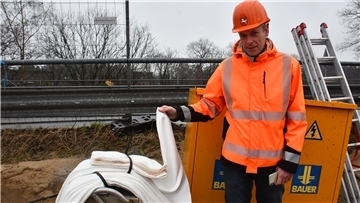 Michael Schöne ist als Bauleiter der Niedersächsischen Landesbehörde für Straßenbau und Verkehr (Stade) für den Neubau der B-73-Brücke zuständig.