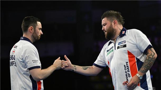 Michael Smith (r) und Luke Humphries gewannen die Darts-Team-WM.