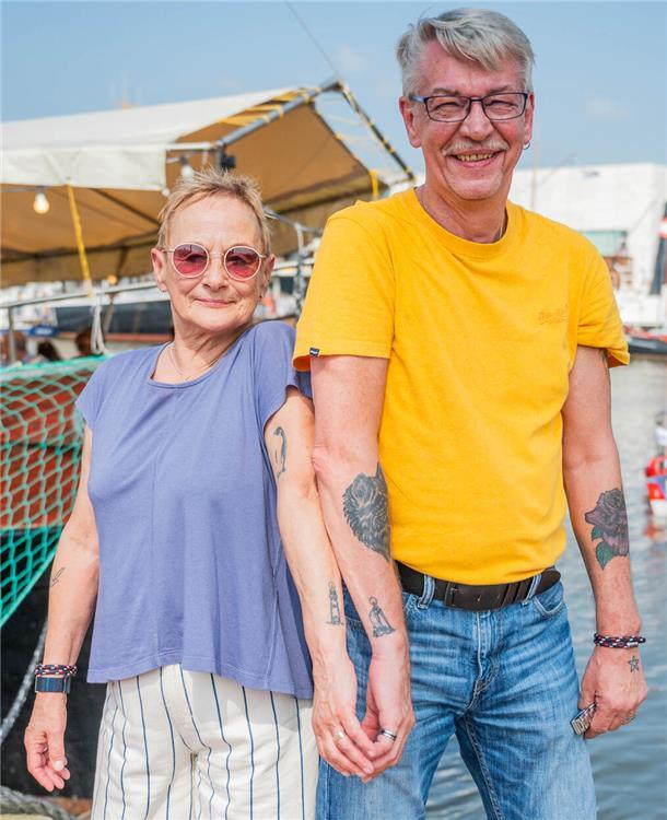Michael und Karin aus Bremen verbindet ihre maritimen Tattoos, ein Leuchtturm und ein Segelschiff, der gemeinsamen Liebe.