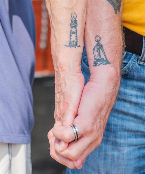 Michael und Karin aus Bremen verbindet ihre maritimen Tattoos, ein Leuchtturm und ein Segelschiff, der gemeinsamen Liebe.