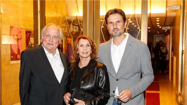 Regisseur Michael Verhoeven wird 85 Michael Verhoeven (l), Senta Berger und Simon Verhoeven bei der Verleihung des Ernst-Lubitsch-Preises.