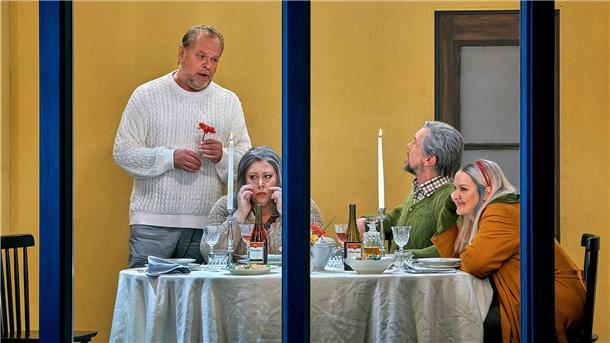 Michael Volle (Der Holländer), Nadine Weissmann (Mary), Georg Zeppenfeld (Daland) und Elisabeth Teige (Senta) im 2. Aufzug der Oper „Der fliegende Holländer“ in Bayreuth.