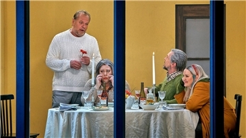 Michael Volle (Der Holländer), Nadine Weissmann (Mary), Georg Zeppenfeld (Daland) und Elisabeth Teige (Senta) im 2. Aufzug der Oper „Der fliegende Holländer“ in Bayreuth.