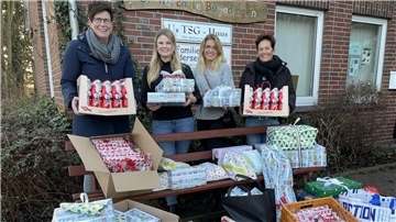 Michaela Reents, Theresa Petschulat, Gitta Bettig-Voss und Mia Voss (von links) haben die Geschenke zu den Kindern gebracht.
