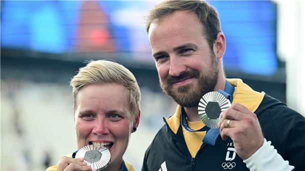 Michelle Kroppen und Florian Unruh jubeln über die erste deutsche Olympia-Medaille im Mixed.