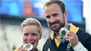 Michelle Kroppen und Florian Unruh jubeln über die erste deutsche Olympia-Medaille im Mixed.