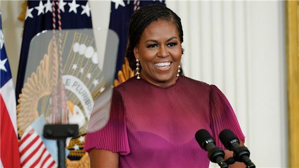 „Das Licht in uns“: Neues Buch von Michelle Obama Michelle Obama, ehemalige First Lady der USA, spricht während einer Zeremonie im East Room des Weißen Hauses.
