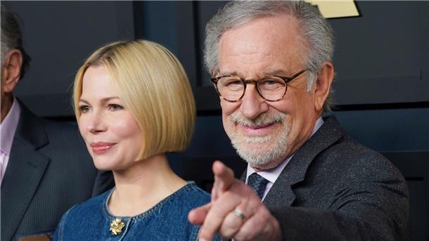 Michelle Williams (l) und Steven Spielberg posieren für die Presse.