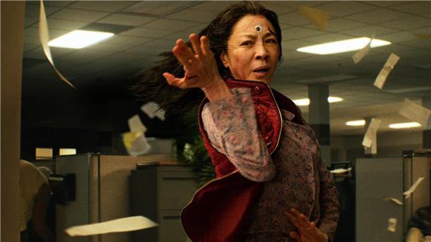 Michelle Yeoh spielt die Hauptrolle in „Everything Everywhere All at Once“. Die schräge Science-Fiction-Komödie ist der große Oscar-Favorit.