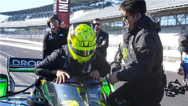 Mick Schumacher steigt ins Cockpit seines Wagens ein.