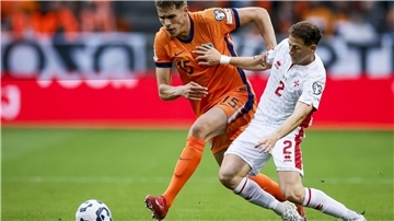 Micky van de Ven (links) zählte zu den zahlreichen Torschützen der Niederlande