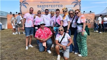 Mietbus zur Malle-Party: Diese Gruppe hat sich einen Bus gemietet, um zusammen zum „Sandstedter Sommer“ zu fahren.
