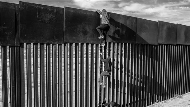 Preise für das Weltpressefoto 2024 vergeben Migranten benutzen eine selbstgebaute Leiter, um mit Hilfe eines Schmugglers einen Teil der Grenzmauer zur USA zu erklimmen. Der aus Venezuela stammende Fotograf Alejandro Cegara wurde in der Kategorie langfristige Projekte für eine Serie über Immigration in Mexiko ausgezeichnet.