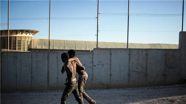Stamp warnt vor „kolonialer Attitüde“ bei Migrationsabkommen Migranten in der spanischen Exklave Melilla in Nordafrika.