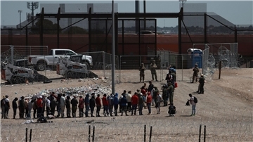 Migranten nach ihrer Ingewahrsamnahme durch die US-Behörden an der Grenze zwischen den USA und Mexiko auf.