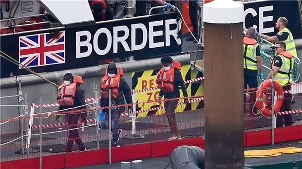 Kampf gegen Schmuggler: London hofft auf Internet-Konzerne Migranten sind an Bord eines Schiffes der Grenztruppen nach Dover gebracht worden, nachdem sie bei einem Zwischenfall mit einem kleinen Boot im Ärmelkanal gerettet wurden (Archivbild).