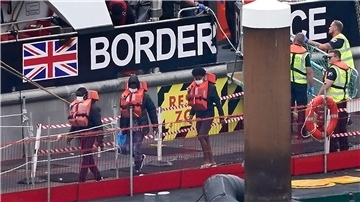 Migranten sind an Bord eines Schiffes der Grenztruppen nach Dover gebracht worden, nachdem sie bei einem Zwischenfall mit einem kleinen Boot im Ärmelkanal gerettet wurden (Archivbild).