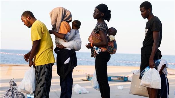 Migration: Berlin bereitet keine Übernahmen aus Italien vor Migranten stehen auf der Insel Lampedusa.