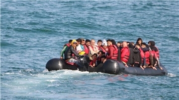 Migranten versuchen in einem Schlauchboot den Ärmelkanal zu überqueren.