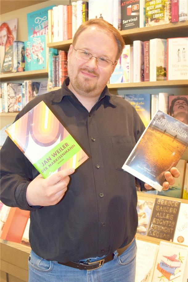 Miguel Flores von der Buchhandlung Morisse bevorzugt in Sachen Schmökerstoff Spannendes und Schräges.