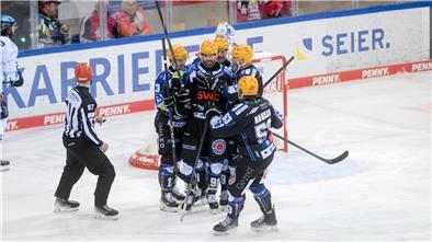 Eine schwarze Jubeltraube von Eishockeyspielern. Die Fischtown Pinguins aus Bremerhaven bejubeln ein Tor.