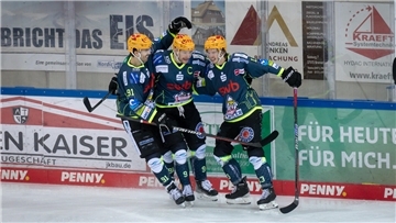 Miha Verlic (von links) und Jan Urbas bejubeln mit Ziga Jeglic dessen Tor zum 1:0.