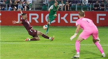 Mika Kraßmann hat hier im Spiel gegen den Rotenburger SV freie Bahn, doch seine Flanke bleibt ungenutzt. Auch in Papenburg soll er für Gefahr im Strafraum des Gegners sorgen.