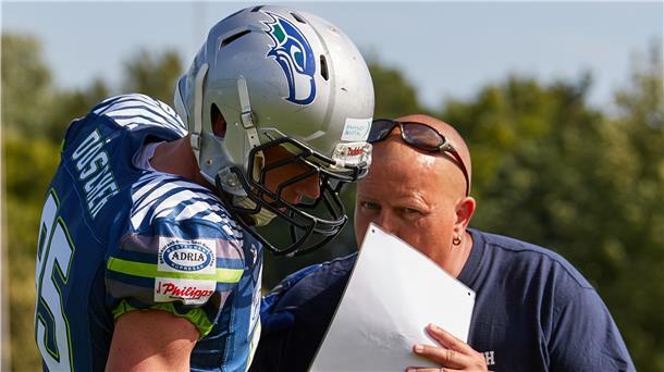 Mike Böhlken (rechts) ist nicht mehr Headcoach bei den Bremerhaven Seahawks. Das Seahaks-Urgestein macht Platz für den Amerikaner James Joseph Fayed III. Als Position Coach bleibt Böhlken aber an Bord.