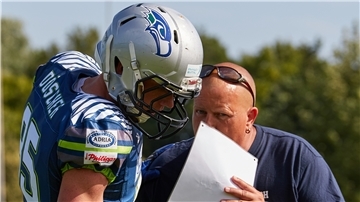 Mike Böhlken (rechts) ist nicht mehr Headcoach bei den Bremerhaven Seahawks. Das Seahaks-Urgestein macht Platz für den Amerikaner James Joseph Fayed III. Als Position Coach bleibt Böhlken aber an Bord.