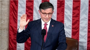 Mike Johnson wird als Vorsitzender des US-Repräsentantenhauses vereidigt.