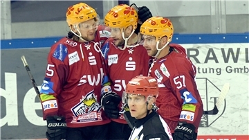 Mike Moore (von links), CarsonMcMillan und Alex Friesen bejubeln einen der sechs Pinguins-Treffer.