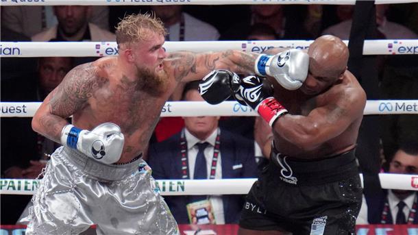 Mike Tyson (rechts) musste deutlich härtere Treffer einstecken als sein 31 Jahre jüngerer Gegner. 
