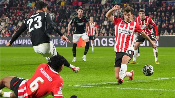 Real siegt gegen Atletico knapp, Arsenal sehr hoch gegen PSV Mikel Merino (l) vom FC Arsenal trifft zum 0:3.