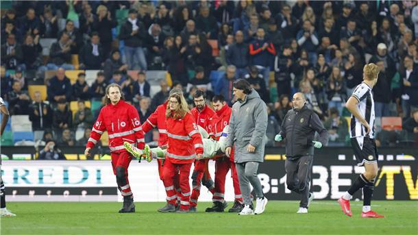Milan-Torhüter Mike Maignan wird nach dem schweren Zusammenprall vom Platz getragen.