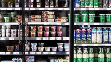 Milchprodukte stehen in einem Supermarktregal.