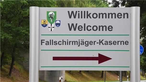 Das Bild zeigt das Zufahrtsschild zur Fallschirmjäger-Kaserne Seedorf.