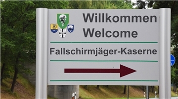 Das Bild zeigt das Zufahrtsschild zur Fallschirmjäger-Kaserne Seedorf.