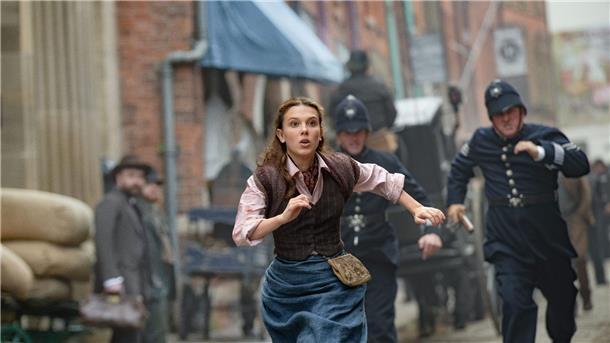 Millie Bobby Brown spielt die kleine Schwester von Meisterdetektiv Sherlock Holmes.