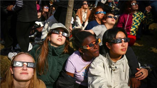 Millionen Menschen sehen totale Sonnenfinsternis Millionen Menschen in Mexiko, den USA und Kanada konnten die Sonnenfinsternis miterleben.