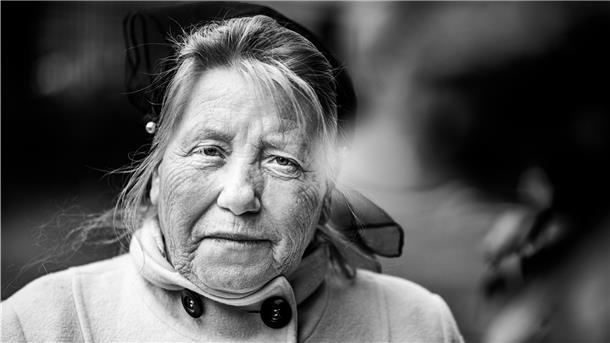 Flucht vor dem Krieg: Menschen aus der Ukraine zeigen ihr Gesicht Millionen ukrainische Flüchtlinge verlassen in den Kriegstagen im Frühjahr 2022 aus Not und Ohmacht ihre Heimat. Eine dieser Menschen ist Svetlana Jankel, Rentnerin und gläubige Christin aus Kovel, eine Kleinstadt im Nordwesten der Ukraine. Ihr Gesicht steht stellvertretend für die Bevölkerung eines Landes, deren Einwohner vollständig aus dem gewohnten Alltag entrissen wurden und in eine Odyssee mit ungewisser Zukunft segeln.