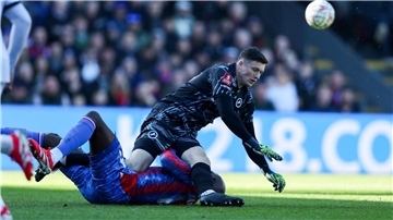 Millwall-Torhüter Liam Roberts (r) wird nach seinem Foul an Jean-Philippe Mateta im Netz übel beleidigt. 