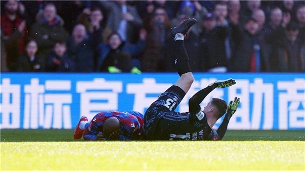 Brutales Foul in England: Torwart trifft Ex-Mainzer am Kopf Millwall-Torhüter Liam Roberts sieht für sein Foul die Rote Karte - aber erst nach einem VAR-Eingriff.