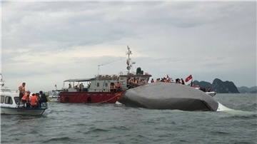 Mindestens 18 Menschen sind bei dem Bootsunglück in der Halong-Bucht gestorben. Rettungskräfte suchen nach weiteren Vermissten.