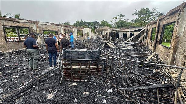 Guyana: 20 Tote bei Feuer im Schlafsaal einer Schule Mindestens 20 Menschen sterben beim Brand in einem Schlafsaal an einer Schule im südamerikanischen Guyana.