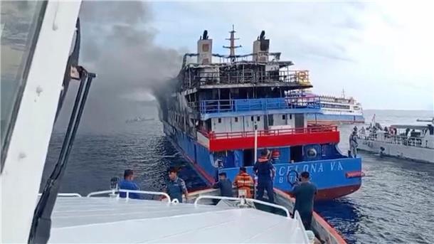 Tödliches Feuer auf Fähre in Sulawesi Mindestens drei Menschen sind bei dem schweren Brand ums Leben gekommen, zwei werden noch vemrisst.