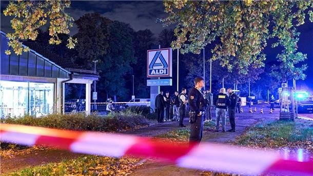 Schüsse vor Supermarkt – Mann lebensgefährlich verletzt Mindestens eine Person wurde verletzt und in ein Krankenhaus gebracht.