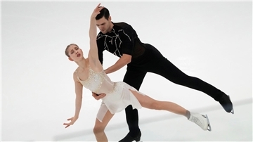Minerva Hase (l) und Nikita Volodin liegen nach dem Kurzprogramm bei der Nebelhorn Trophy in Oberstdorf auf Platz zwei.