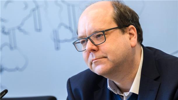 Minister will Feuchttücher-Hersteller zur Kasse bitten Minister Meyer meint: Auf Verpackungen soll auch deutlicher darauf hingewiesen werden, dass Feuchttücher nicht in die Toilette gehören.